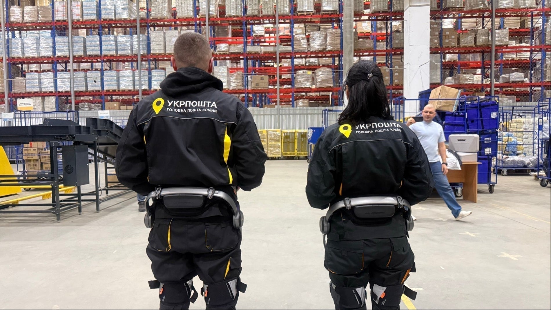 DroneUA інтегрує екзоскелети Hypershell у хабову логістику: старт пілоту на терміналі Укрпошти