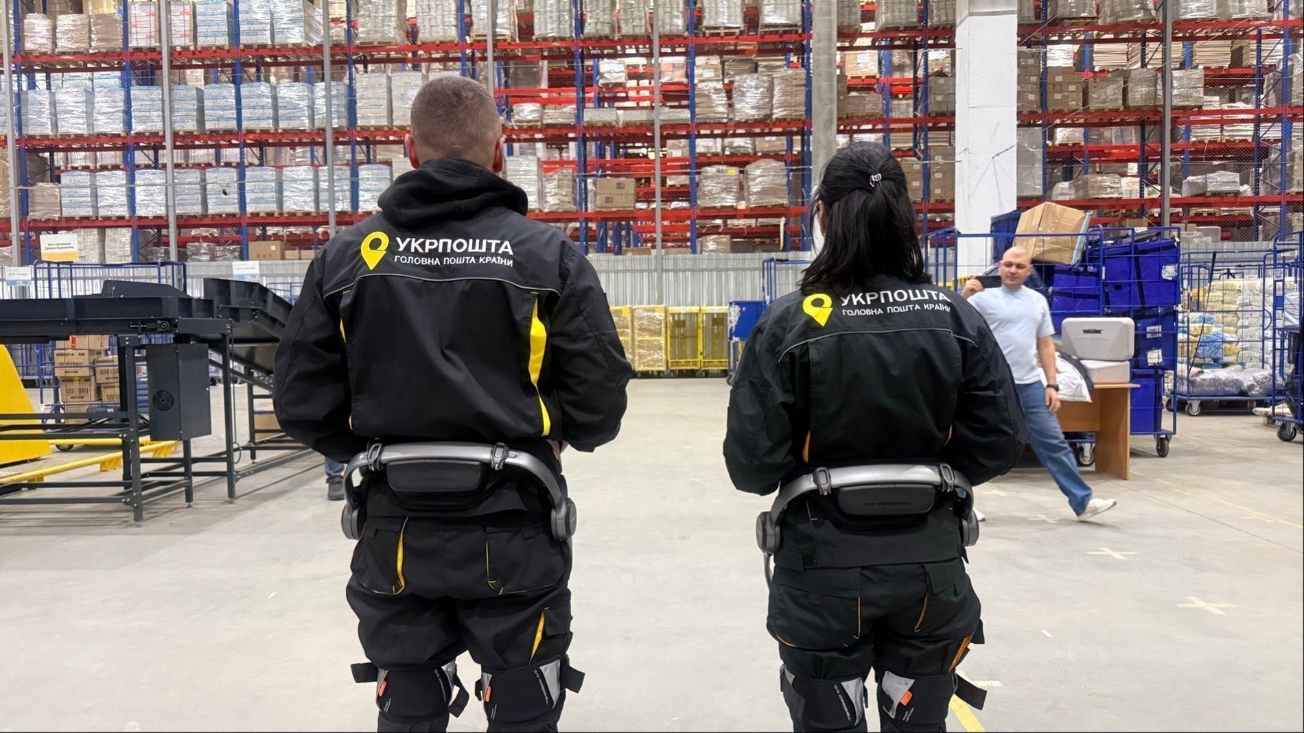 DroneUA інтегрує екзоскелети Hypershell у хабову логістику: старт пілоту на терміналі Укрпошти