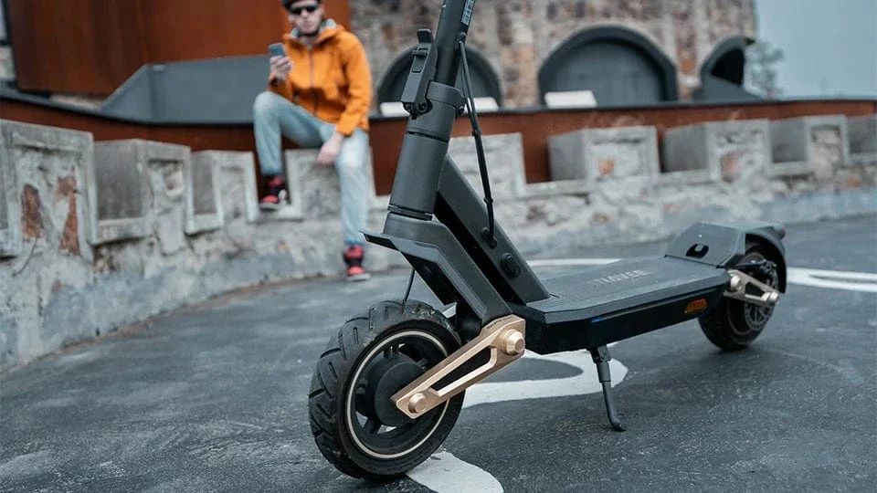 Швидкі електросамокати: як технології NAVEE забезпечують надзвичайну потужність і комфорт